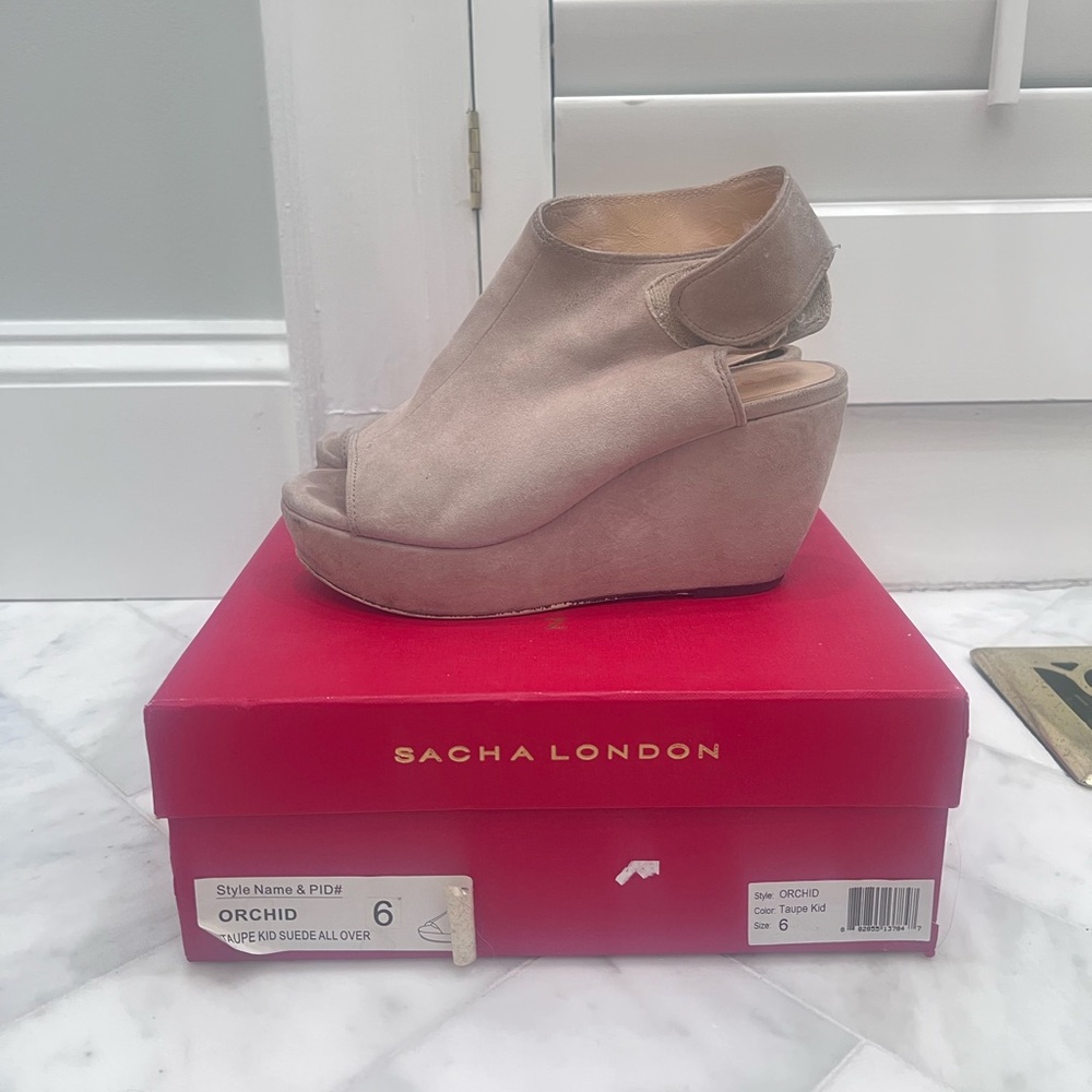 Sacha London Orchid Taupe Suede Wedge Sandals Size 6